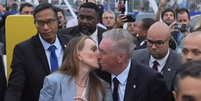 Carlo Ancelotti beija a esposa antes de convoca&ccedil;&atilde;o  Foto: Reprodu&ccedil;&atilde;o/GE TV