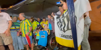 Torcedores de Santos comemoram convoca&ccedil;&atilde;o de Neymar  Foto: Terra