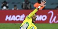Na &uacute;ltima vez que Neymar defendeu a  Sele&ccedil;&atilde;o Brasileira, sofreu ruptura do LCA  Foto: Guillermo Legaria/Getty Images
