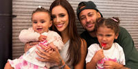 Bruna e Neymar com as filhas Mavie e Mel  Foto: 
