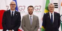 Roland Lescure (à esquerda), ministro da Economia da França, e François Villeroy de Galhau, presidente do Banco Central francês, recebem Dario Durigan (centro), ministro da Fazenda do Brasil. 18 de maio de 2026  Foto: AFP - KENZO TRIBOUILLARD / RFI