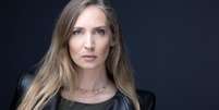 A ex-modelo francesa Juliette posa durante uma sess&atilde;o de fotos em Paris em 10 de mar&ccedil;o de 2026.  Foto: &copy; Jo&euml;l Saget / AFP / RFI