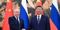 Putin retornar&aacute; a Pequim nesta semana, coincidindo com o 25&ordm; anivers&aacute;rio do Tratado de Boa Vizinhan&ccedil;a e Coopera&ccedil;&atilde;o Amig&aacute;vel entre a R&uacute;ssia e a China  Foto: Kremlin Press Service/Handout/Anadolu via Getty Images / BBC News Brasil