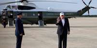 O presidente norte-americano Donald Trump cumprimenta a multid&atilde;o ap&oacute;s desembarcar do Air Force One em 15 de maio de 2026 na Base A&eacute;rea Conjunta Andrews, em Maryland.  Foto: Getty Images via AFP - ALEX WONG / RFI