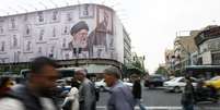 Pessoas caminham perto de um outdoor com a imagem do falecido l&iacute;der supremo iraniano aiatol&aacute; Ali Khamenei, em Teer&atilde;
19 de maio de 2026
Majid Asgaripour/WANA (Ag&ecirc;ncia de Not&iacute;cias da &Aacute;sia Ocidental) via REUTERS  Foto: Reuters
