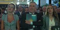 Carlo Ancelotti com a esposa e a enteada no evento de convoca&ccedil;&atilde;o  Foto: Reprodu&ccedil;&atilde;o/Globo