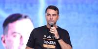 Senador e pr&eacute;-candidato &agrave; Presid&ecirc;ncia da Rep&uacute;blica pelo PL, Fl&aacute;vio Bolsonaro durante o lan&ccedil;amento da pr&eacute;-campanha ao Senado Federal do ex-secret&aacute;rio de Seguran&ccedil;a P&uacute;blica, Guilherme Derrite (PP), no Royal Palm Plaza Hotel, em Campinas, nesta sexta-feira, 15 de maio de 2026.  Foto: MARINA UEZIMA/AG&Ecirc;NCIA O DIA/ESTAD&Atilde;O CONTE&Uacute;DO