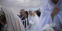 Um casal exibe suas alian&ccedil;as durante uma cerim&ocirc;nia de casamento em massa para Casais Abnegados, organizada pela Guarda Revolucion&aacute;ria Isl&acirc;mica.  Foto:  Morteza Nikoubazl/NurPhoto via Getty Images