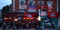Torcedores do Arsenal assistem ao jogo pelas ruas de Londres  Foto: Julian Finney/Getty Images