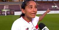 Momento em que Sarah comunica &agrave; arbitragem sobre ocorrido &ndash;  Foto: Reprodu&ccedil;&atilde;o / Jogada10