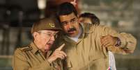 Nicol&aacute;s Maduro (dir.) e Ra&uacute;l Castro, em imagem de arquivo  Foto: Getty Images / BBC News Brasil