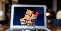Com mais op&ccedil;&otilde;es dispon&iacute;veis, o consumidor passa a pesar n&atilde;o s&oacute; pre&ccedil;o, mas tamb&eacute;m a agilidade e a efici&ecirc;ncia do servi&ccedil;o Foto: aerogondo2 | Shutterstock / Portal EdiCase