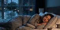 Dormir com chuva: por que isso acalma algumas pessoas e causa medo em outras? A resposta da psicologia.  Foto: Imagem Gerada por Intelig&ecirc;ncia Artificial via Google Gemini / Purepeople