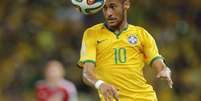 Neymar cabeceia a bola em jogo da Seleção   Foto:  Rafael Ribeiro/CBF