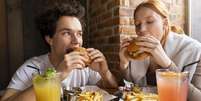 Comer r&aacute;pido atrapalha a dieta? Descubra a verdade  Foto: Freepik