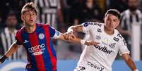 Neymar, nas tribunas, celebra o primeiro gol do Santos. No fim, seu time fica no 2 a 2 em casa contra o San Lorenzo.  Foto: Divulga&ccedil;&atilde;o / Conmebol / Jogada10