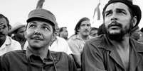 Ra&uacute;l Castro ao lado de Che Guevara em 1964  Foto: Getty Images / BBC News Brasil