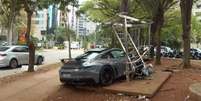 Jovem perdeu o controle de um Porsche na madrugada desta sexta-feira e bateu contra equipamentos de gin&aacute;stica  Foto: Reprodu&ccedil;&atilde;o/TV Globo / Estad&atilde;o