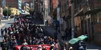 Manifestantes participam de marcha que pede a ren&uacute;ncia do presidente da Bol&iacute;via, Rodrigo Paz, em meio ao agravamento da crise econ&ocirc;mica e de combust&iacute;veis no pa&iacute;s, em La Paz.  Foto: REUTERS - Claudia Morales / RFI