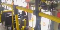 C&acirc;mera no coletivo registrou o crime.  Foto: Reprodu&ccedil;&atilde;o / Portal de Prefeitura
