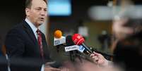 Radoslaw Sikorski, ministro das Rela&ccedil;&otilde;es Exteriores da Pol&ocirc;nia, fala &agrave; imprensa ao chegar a reuni&atilde;o de chanceleres da Uni&atilde;o Europeia em Bruxelas, em 16 de mar&ccedil;o de 2026  Foto: RFI