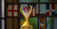 Vinte e quatro concorrentes v&atilde;o lutar para conquistar o trof&eacute;u de MasterChef Brasil  Foto: Renato Pizzutto | Band