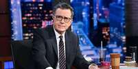 O apresentador Stephen Colbert na bancada do programa The Late Show, no Teatro Ed Sullivan, em Nova York  Foto: CBS / BBC News Brasil