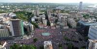 Imagem a&eacute;rea de manifestantes participando de um protesto liderado por estudantes exigindo elei&ccedil;&otilde;es parlamentares antecipadas, enquanto o movimento anticorrup&ccedil;&atilde;o da S&eacute;rvia entra em uma nova fase, ap&oacute;s o desabamento da cobertura da esta&ccedil;&atilde;o ferrovi&aacute;ria de Novi Sad que matou 16 pessoas em 2024, em Belgrado, S&eacute;rvia, 23 de maio de 2026.  Foto: REUTERS - Djordje Kojadinovic / RFI