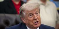 O presidente dos EUA, Donald Trump, senta em uma cadeira de couro e fala  Foto: EPA/Shutterstock / BBC News Brasil