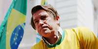 Jim Caviezel na filmagem da cena da facada em Jair Bolsonaro  Foto: Reprodu&ccedil;&atilde;o