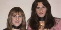 Alex Lifeson e Geddy Lee, do Rush, na d&eacute;cada de 1970  Foto: Fin Costello / Redferns via Getty Images / Rolling Stone Brasil