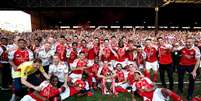 Arteta e todo o Arsenal comemoram o t&iacute;tulo da Premier League - Foto: Michael Regan/Getty Images For Premier League / Jogada10