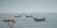 Embarcações navegam pelo Estreito de Ormuz, em Musandam, Omã, em 20 de maio de 2026.  Foto: REUTERS - Stringer / RFI