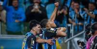 Carlos Vin&iacute;cius comemora mais um gol pelo Gr&ecirc;mio - Foto: Lucas Uebel / Gr&ecirc;mio FBPA / Jogada10