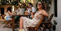 Os novos t&ecirc;nis Adidas na cor 'espuma de cerveja' que prometem destronar o Samba; ideal para mulheres elegantes que amam us&aacute;-los com vestido. Foto: Made with Google AI / Purepeople