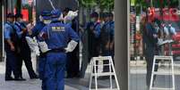 Policiais de Tóquio en frente ao shopping onde um homem atacou clientes com um spray, nesta segunda-feira (25).  Foto: RFI