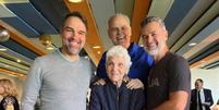 Tadeu Schmidt com os irm&atilde;os Oscar, Luiz Felipe e a m&atilde;e, dona Janira  Foto: Reprodu&ccedil;&atilde;o/Instagram