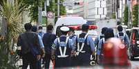 Policiais e equipes de emerg&ecirc;ncia se re&uacute;nem em frente ao complexo comercial GINZA SIX, no distrito de Ginza, em T&oacute;quio, Jap&atilde;o, em 25 de maio de 2026, ap&oacute;s v&aacute;rias pessoas relatarem mal-estar durante um incidente envolvendo uma poss&iacute;vel subst&acirc;ncia irritante.  Foto: David Mareuil/Anadolu via Getty Images