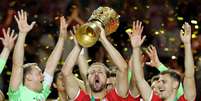 Harry Kane, do Bayern de Munique, ergue o trof&eacute;u da Copa da Alemanha Foto: Alex Grimm/Getty Images