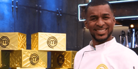 Lembra dele? Poucos sabem, mas ex-jogador com passagem pelo Flamengo e Copa do Mundo venceu o 'MasterChef' no exterior.  Foto: Divulgação, Teleamazonas / Purepeople