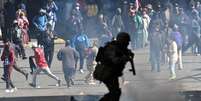 Manifestantes est&atilde;o pedindo a ren&uacute;ncia do presidente Rodrigo Paz  Foto: Reuters / BBC News Brasil