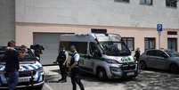 Uma viatura da pol&iacute;cia portuguesa transporta Marine R. e Marc B, suspeitos de abandono de duas crian&ccedil;as, em Set&uacute;bal, Portugal, em 23 de maio de 2026.  Foto: AFP - FILIPE AMORIM / RFI