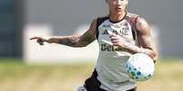 Jorge Carrascal durante sess&atilde;o de treino no Flamengo  Foto: Gilvan de Souza/Flamengo
