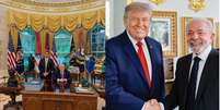 As fotos do senador Fl&aacute;vio Bolsonaro (PL-RJ)  e do presidente Lula (PT) com o presidente dos EUA, Donald Trump  Foto: Reporodu&ccedil;&atilde;o/Instagram