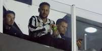 Neymar na tribuna da Vila Belmiro para assistir Santos x Cuenca - Foto: Divulgação / Conmebol / Jogada10