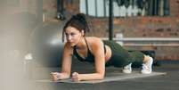 A prancha fortalece o abd&ocirc;men, melhora a postura e pode ser feita em poucos minutos por dia Foto: Shutterstock / Sport Life