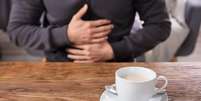 Azia, queima&ccedil;&atilde;o e dor abdominal podem indicar gastrite, &uacute;lcera ou refluxo Foto: Shutterstock / Sa&uacute;de em Dia