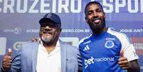 Gerson e o pai em coletiva de apresenta&ccedil;&atilde;o no Cruzeiro. Foto: Gustavo Aleixo/ Cruzeiro / Esporte News Mundo