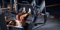 Exerc&iacute;cios como eleva&ccedil;&atilde;o p&eacute;lvica e afundo ajudam a ativar mais os gl&uacute;teos durante o treino  Foto: Shutterstock / Sport Life