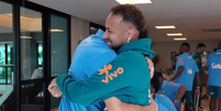 Neymar abra&ccedil;a Paquet&aacute; em sua apresenta&ccedil;&atilde;o na Sele&ccedil;&atilde;o  Foto: Reprodu&ccedil;&atilde;o/CBF